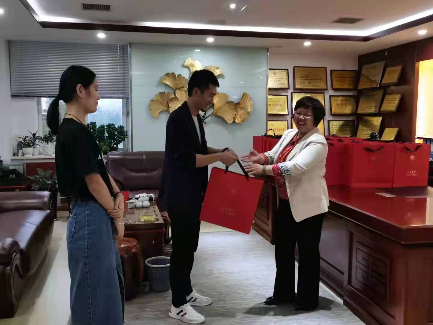 花好月圓，情暖中秋|億誠(chéng)公司祝大家中秋節(jié)快樂(lè)！